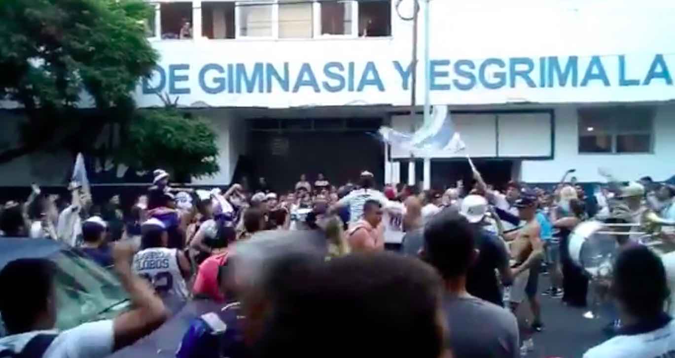 I tifosi manifestano sotto la sede del Gimnasia chiedendo il ritorno di Maradona (VIDEO)