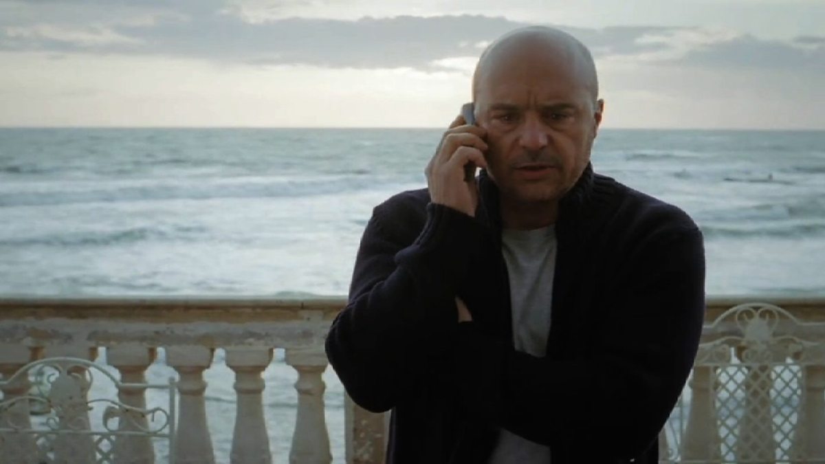 Dialogo tra Montalbano e Catarella sul primo dell’anno e sui cani espiatori