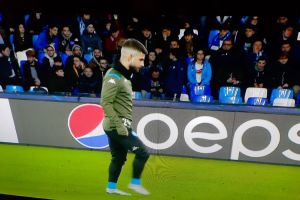 Insigne smista i palloni nel riscaldamento. Un problemino per Mertens, che poi torna a riscaldarsi item-thumbnail
