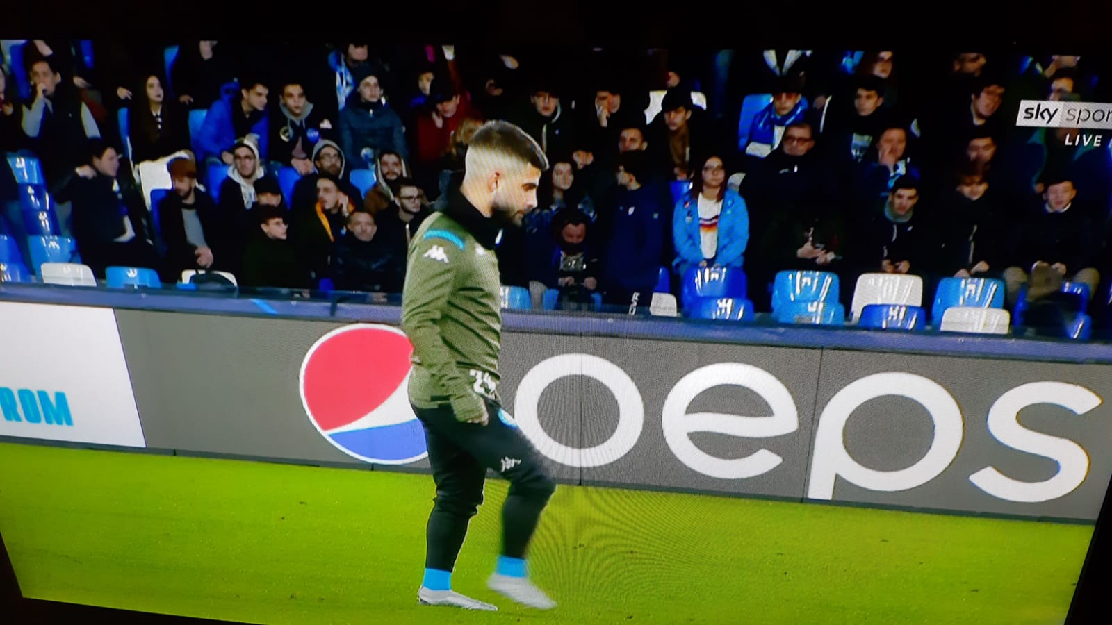 Insigne smista i palloni nel riscaldamento. Un problemino per Mertens, che poi torna a riscaldarsi Insigne smista i palloni nel riscaldamento. Un problemino per Mertens, che poi torna a riscaldarsi