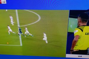 Zielinski cade in area, Di Bello chiama il rigore, poi col Var decide per la punizione item-thumbnail