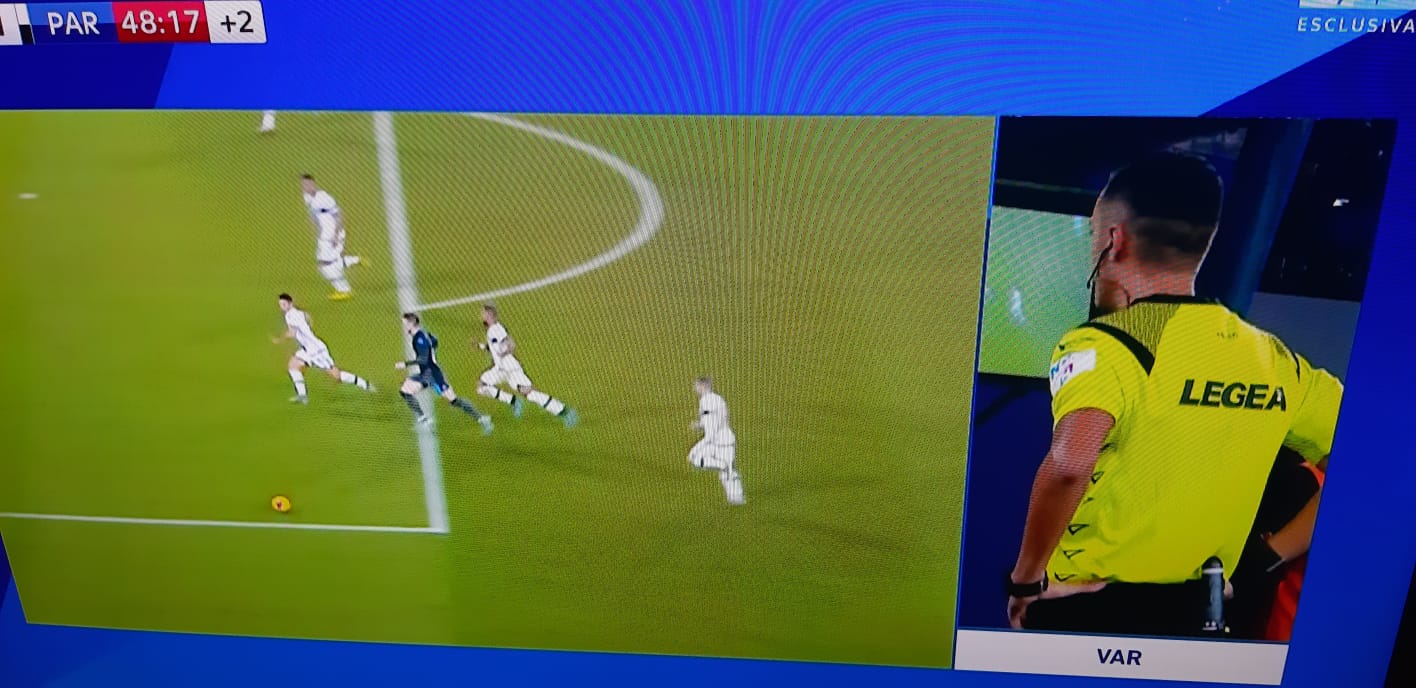 Zielinski cade in area, Di Bello chiama il rigore, poi col Var decide per la punizione Zielinski cade in area, Di Bello chiama il rigore, poi col Var decide per la punizione