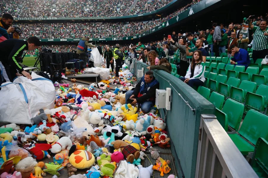 La peluchada del Betis, perché nessun bambino resti senza regali a Natale