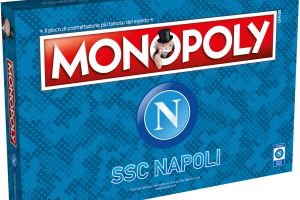 Monopoli Napoli, al posto degli alberghi si costruiscono stadi. Coppa, pallone e scarpetta come pedine item-thumbnail