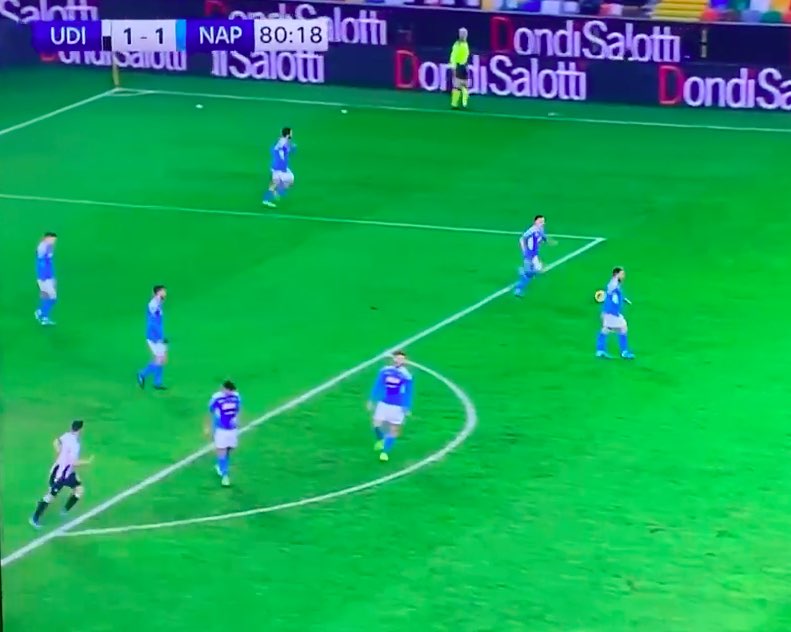 Il video che fa infuriare i tifosi del Napoli. Calciatori fermi in mezzo al campo