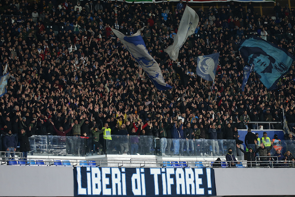 Gli Ultras Napoli contro il ritorno del calcio: «Volete giocare solo per la vostra lurida avidità»