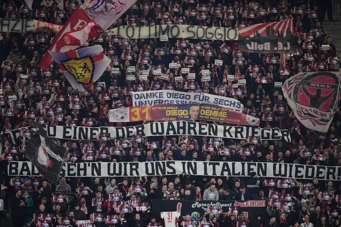 i tifosi del lipsia salutano demme