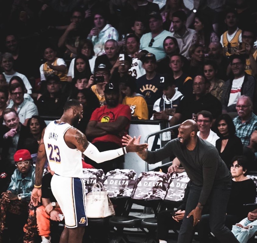 E alla fine Lebron prese la parola: “Kobe, raccoglierò io il tuo testimone” E alla fine Lebron prese la parola: “Kobe, raccoglierò io il tuo testimone”