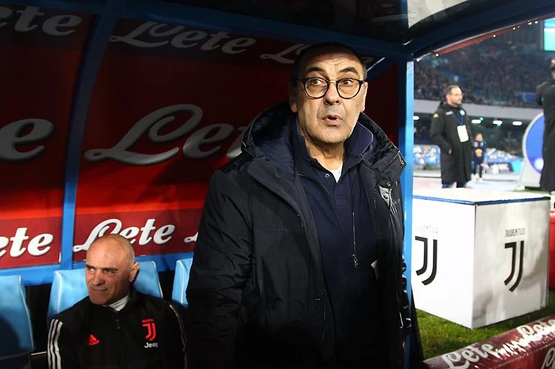 Sarri: «Napoli viaggio bellissimo, non so se mi piace la parola “sarrismo”. De Laurentiis? Con lui qualche utile litigata» Sarri: «Napoli viaggio bellissimo, non so se mi piace la parola “sarrismo”. De Laurentiis? Con lui qualche utile litigata»