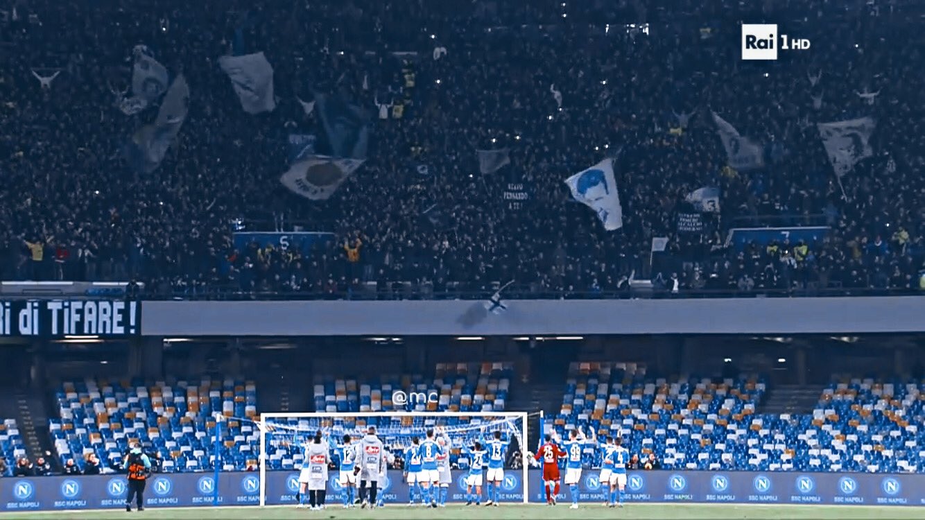 Tornano i tifosi, e il Napoli torna a festeggiare sotto la curva (VIDEO)