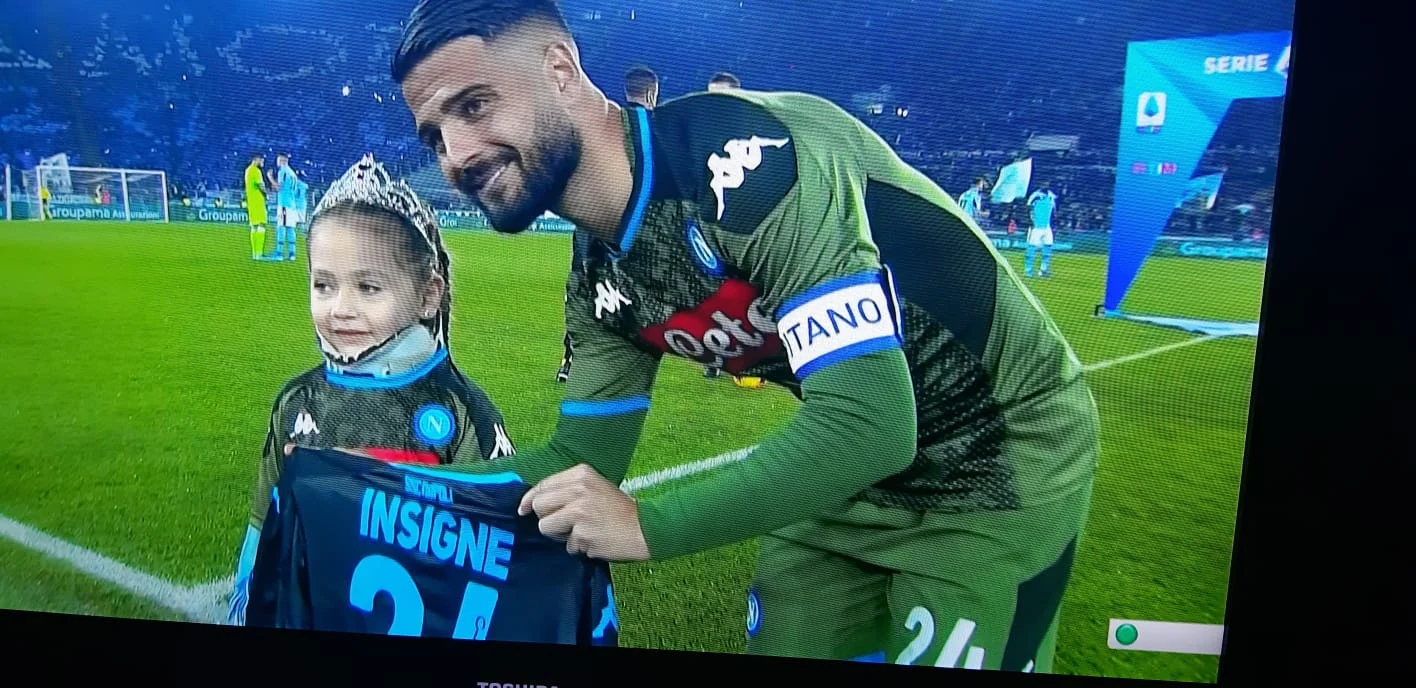 lorenzo insigne regala la maglia del napoli alla piccola noemi