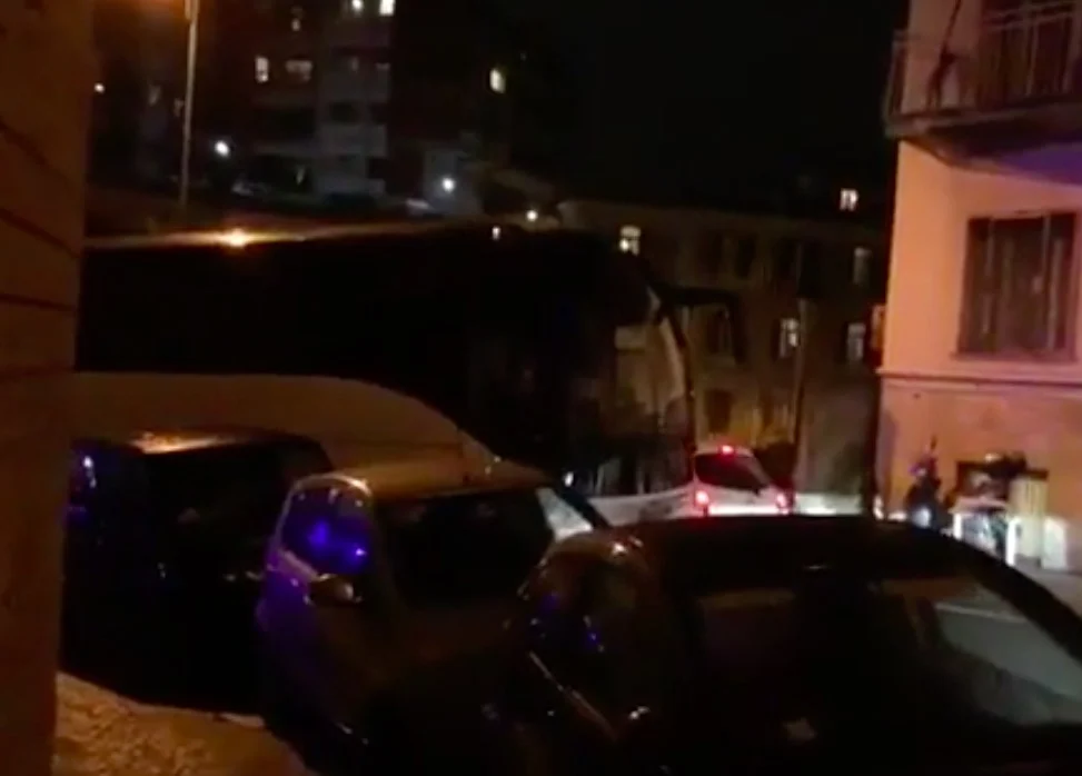l'autobus della Juve arriva in incognito al San Paolo