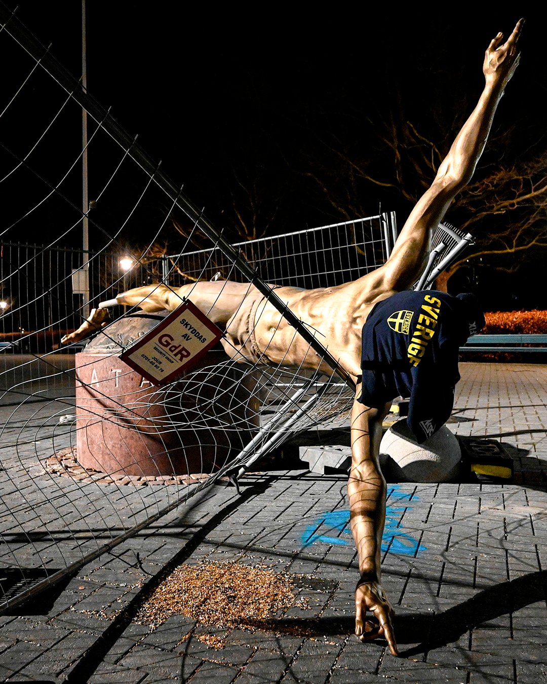 Viaggio a Malmoe, la città che odia Ibra: “Ci ha traditi, e noi gli devastiamo la statua” Viaggio a Malmoe, la città che odia Ibra: “Ci ha traditi, e noi gli devastiamo la statua”