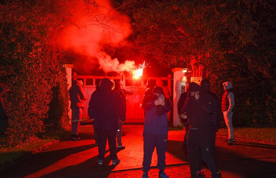 I tifosi del Manchester United danneggiano la casa del vicepresidente: “Devi morire” I tifosi del Manchester United danneggiano la casa del vicepresidente: “Devi morire”