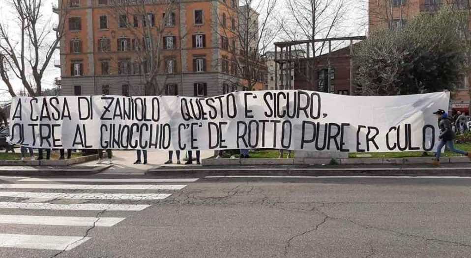 Roma-Lazio: nuovo striscione contro Zaniolo Roma-Lazio: nuovo striscione contro Zaniolo