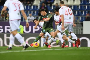 il Napoli vince con un Cagliari che perde da 10 gare