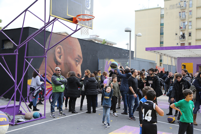 La Nazionale di basket al parco Kobe (che è inagibile). Ora de Magistris ha detto che troverà i fondi