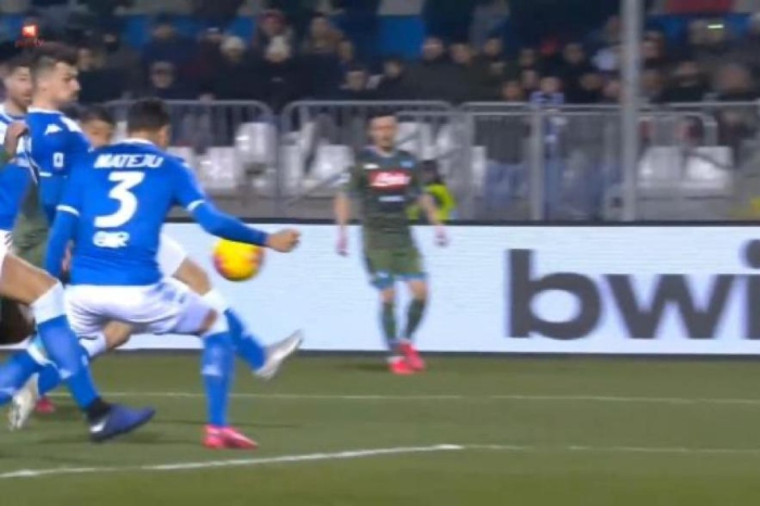 Brescia-Napoli, la moviola: rigore evidente, Orsato ha bisogno del Var