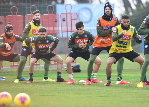 Napoli, seduta mattutina: lavoro tattico e sui calci piazzati