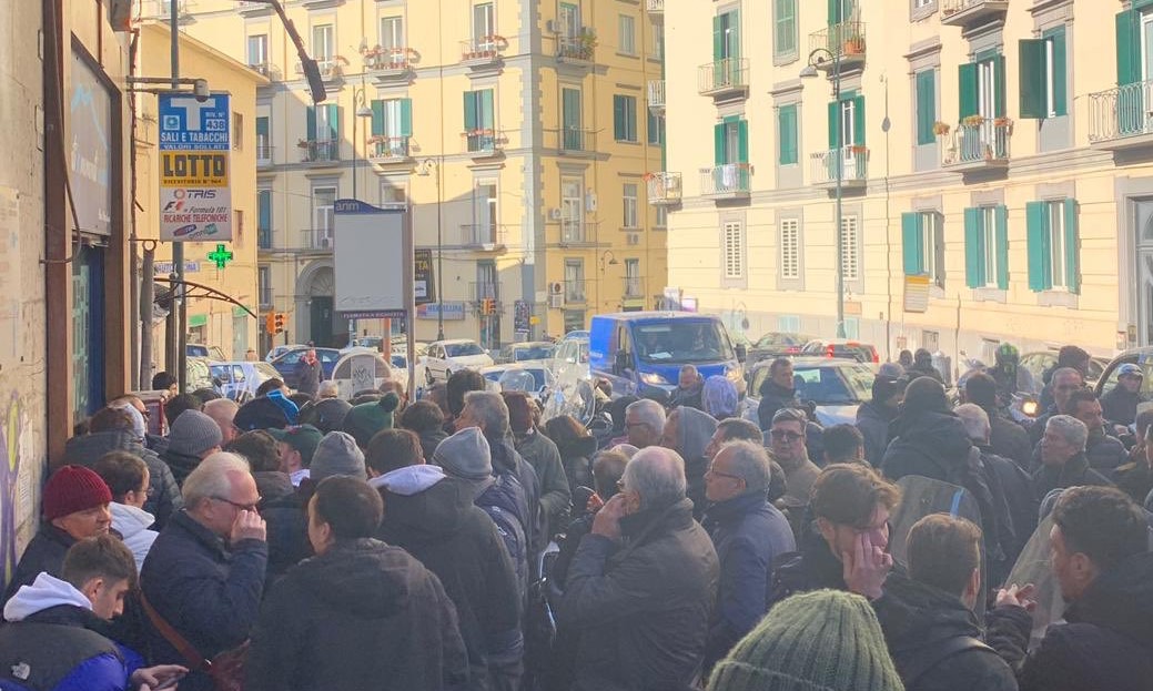 Tifosi in fila all’alba per i biglietti di Napoli-Barcellona. Alla faccia dei prezzi alti