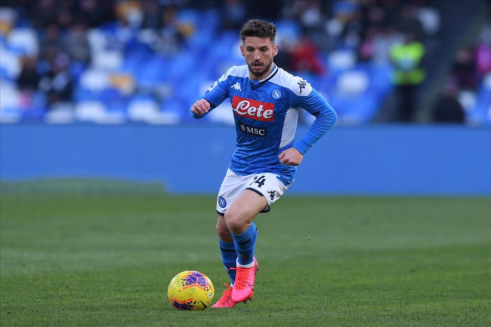 Napoli in campo a Verona con una maglia in onore di Mertens