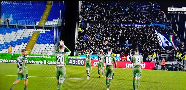 La Curva Nord del Brescia chiede scusa per i cori sul Coronavirus e i napoletani, ma c’è recidiva