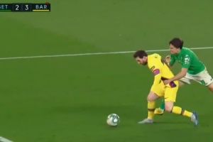 “Il rigore che tutti hanno visto tranne l’arbitro”. Anche il Barcellona ha avuto il suo Giua item-thumbnail