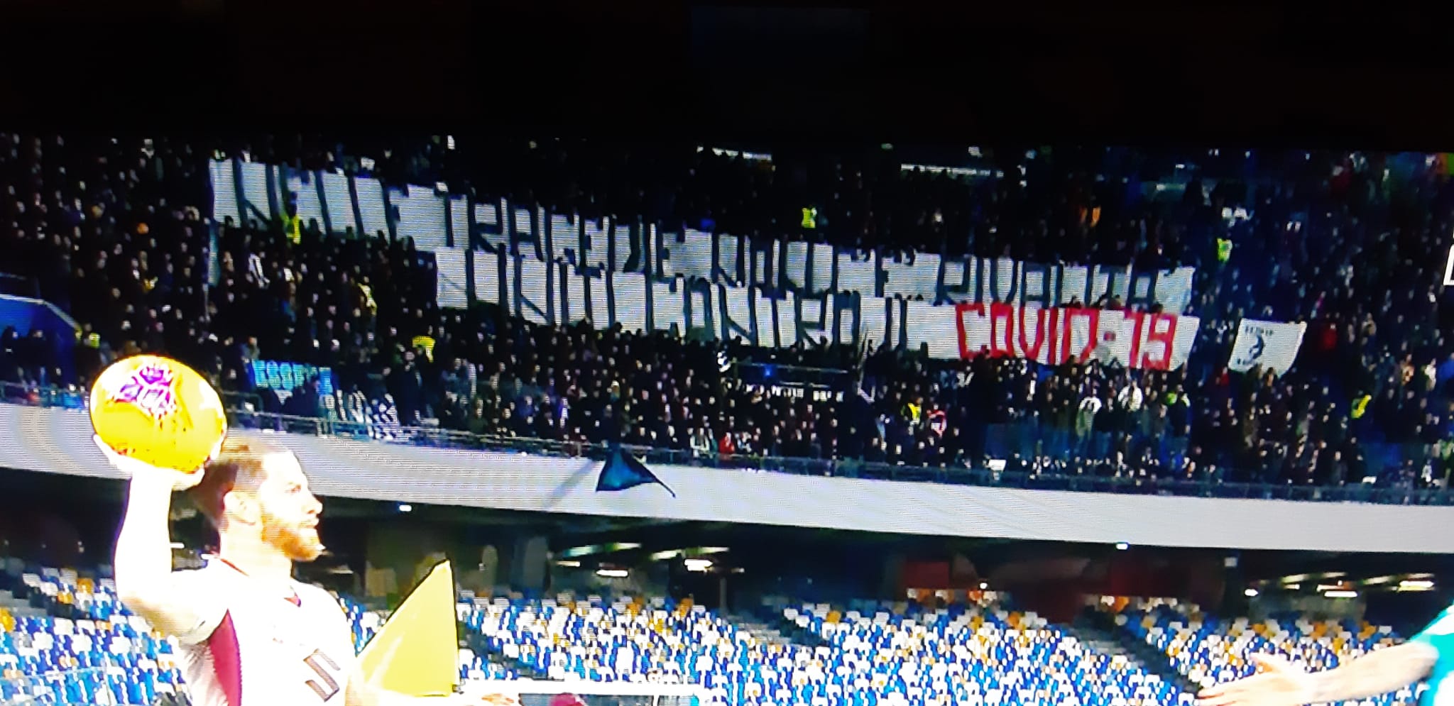 Cucchi elogia lo striscione della Curva B sul Coronavirus: “I tifosi del San Paolo vincono davvero”