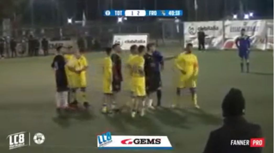 Una mezza gomitata di Totti scalda la partita di calciotto (VIDEO) Una mezza gomitata di Totti scalda la partita di calciotto (VIDEO)