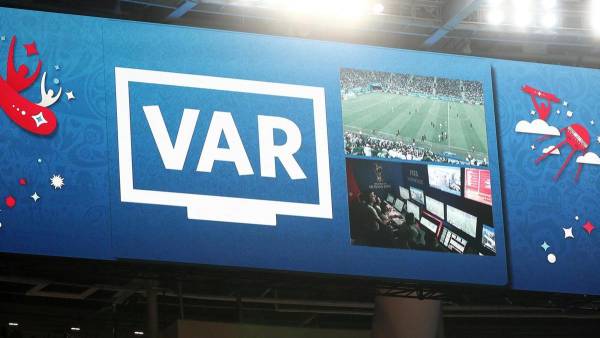 Come funziona una conversazione tra arbitro e VAR? Lo svela l’UEFA