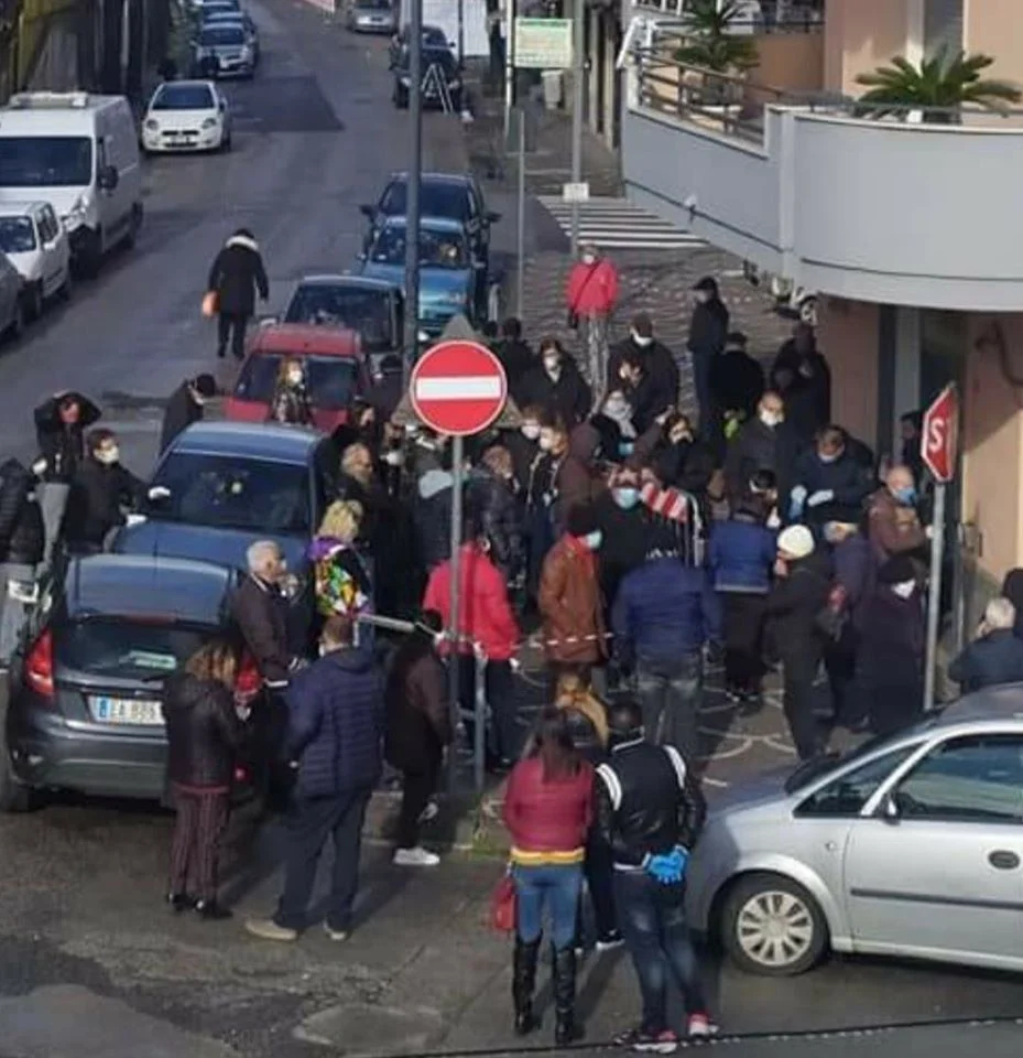 coda all'ufficio postale di Giugliano