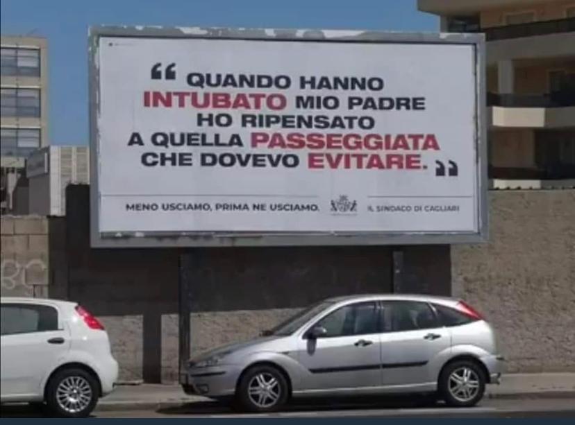 I macabri cartelloni del sindaco di Cagliari per il #restateacasa