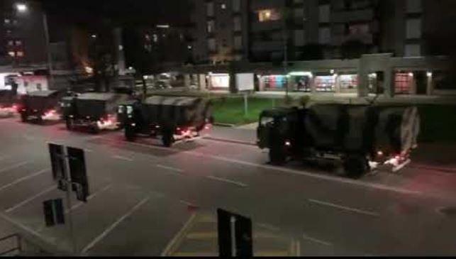 «Vidi le bare sui camion dell’esercito e mi chiesi perché Dio ci stesse facendo questo» «Vidi le bare sui camion dell’esercito e mi chiesi perché Dio ci stesse facendo questo»