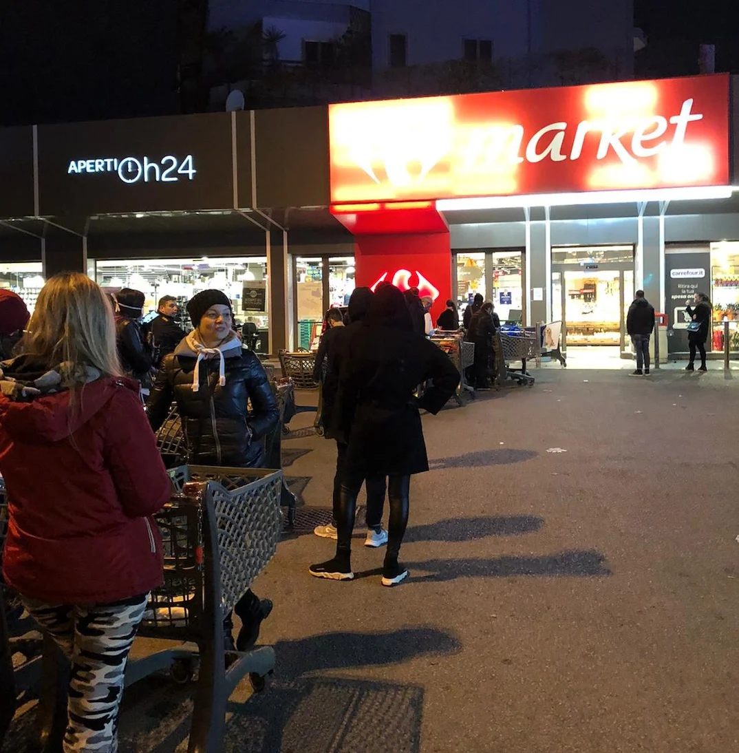 Llorente e Callejon in fila di notte al supermercato