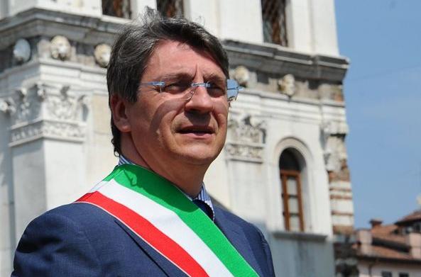 Il sindaco di Brescia: «Gli industriali si opposero alle zone rosse, ora non abbiamo posto per le bare»