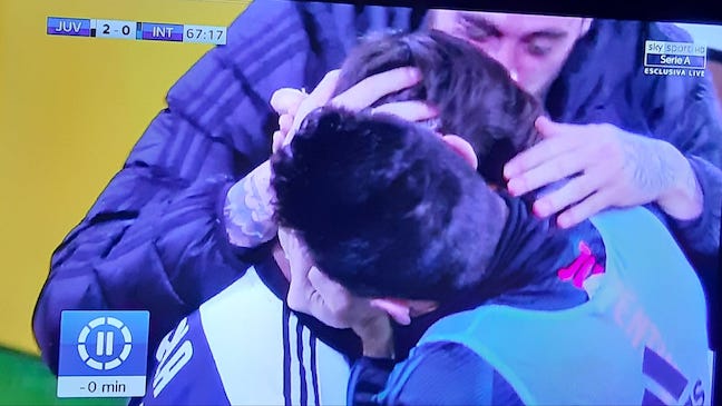 La Juventus segna e (comprensibilmente) si abbracciano. E il coronavirus? La Juventus segna e (comprensibilmente) si abbracciano. E il coronavirus?