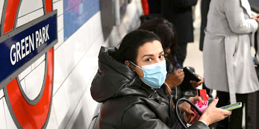 Coronavirus: Londra si mette in fila, come sempre. Rivive lo spirito di Dunkirk Coronavirus: Londra si mette in fila, come sempre. Rivive lo spirito di Dunkirk
