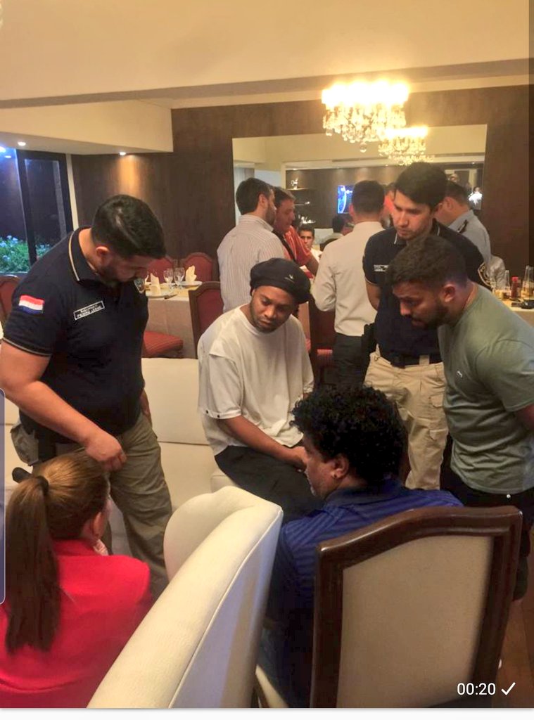 Ronaldinho arrestato in Paraguay, ha il passaporto falso Ronaldinho arrestato in Paraguay, ha il passaporto falso