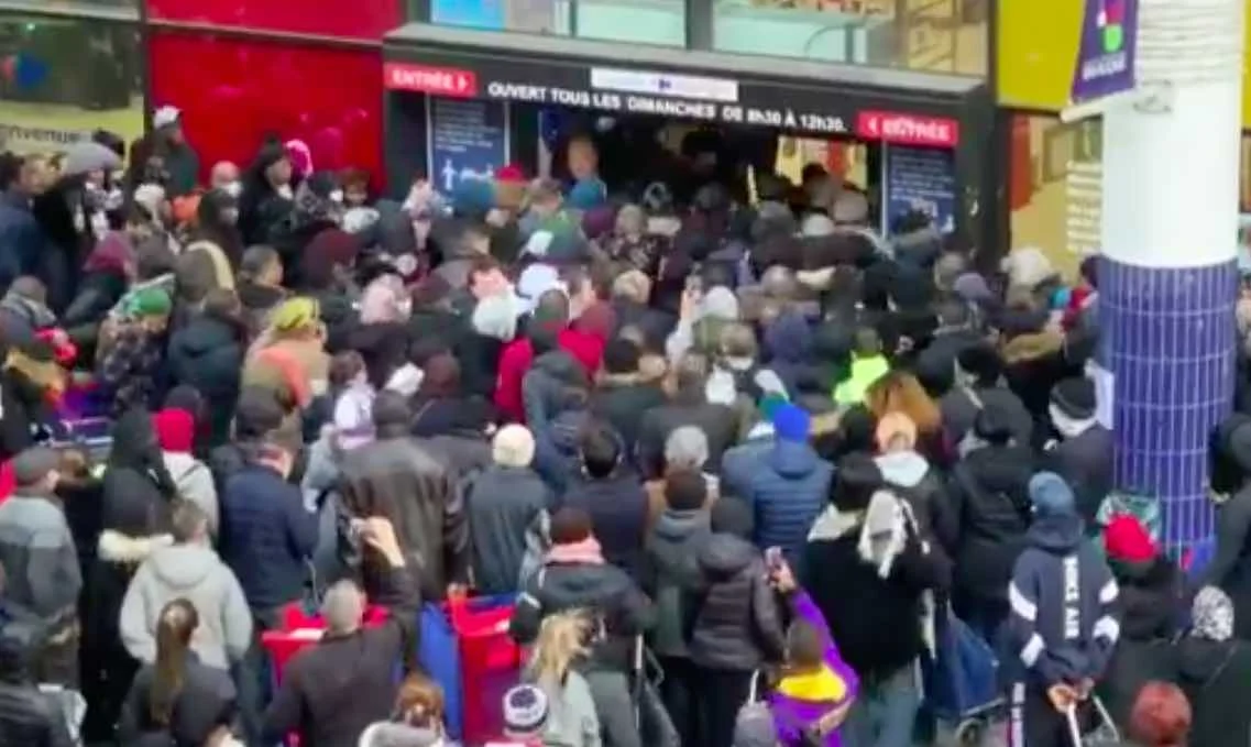 Parigi: fila al supermercato