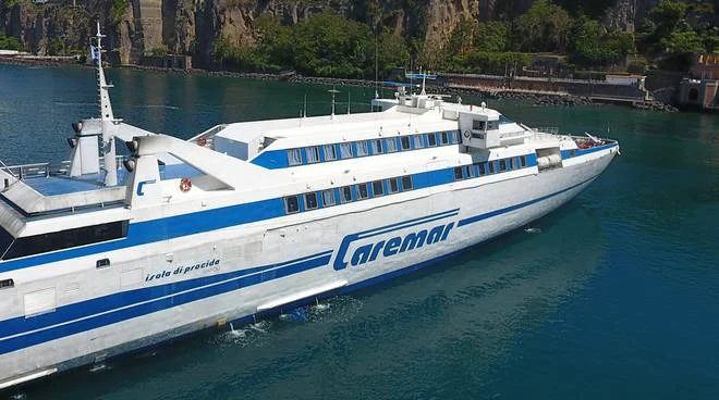 De Luca limita l'accesso alle isole