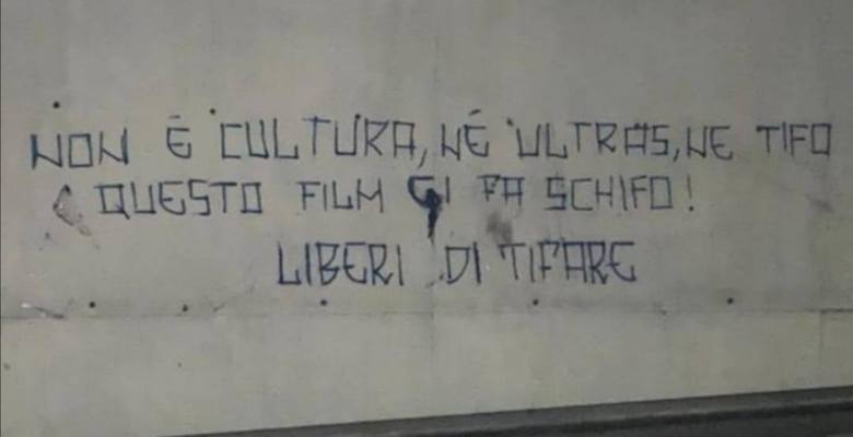 Napoli, scritte dei tifosi organizzati contro Liberato e il film Ultras: “Il film ci fa schifo”