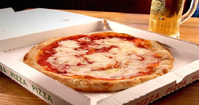 Andare su Just Eat e scoprire che solo in Campania ci sono orari per il delivery