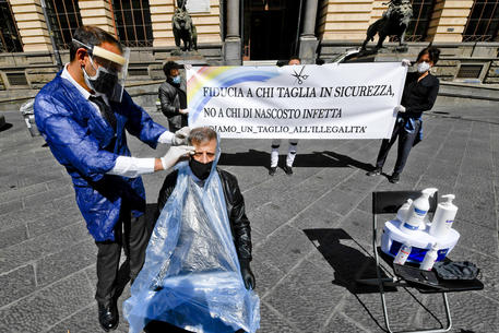 Barbieri in piazza a Napoli per protestare contro la chiusura Barbieri in piazza a Napoli per protestare contro la chiusura