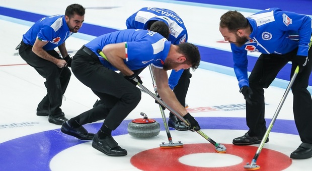 Tre Olimpiadi, ma «per vivere vendo super abrasivi industriali»: la vita vera del campione di curling