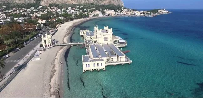 non rinuncia al mare di Mondello: «Pago le multe»