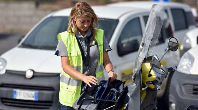 La postina di Nembro: «Suono al campanello ma nessuno risponde. Vedo solo annunci mortuari»