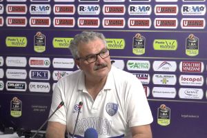 Meo Sacchetti: «Quanti calciatori vogliono tornare in campo? Non possono decidere i club» item-thumbnail
