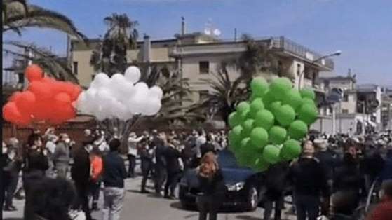 Il Mattino: 12 positivi in 3 famiglie a Saviano dopo i funerali del sindaco Il Mattino: 12 positivi in 3 famiglie a Saviano dopo i funerali del sindaco