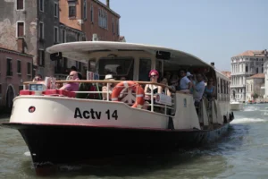 Veneto, è polemica per l'affollamento dei mezzi