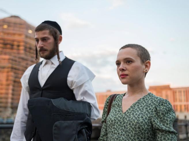 “Unorthodox”: Esty, moglie a 19 anni tra gli ebrei ortodossi di Wlliamsburg “Unorthodox”: Esty, moglie a 19 anni tra gli ebrei ortodossi di Wlliamsburg